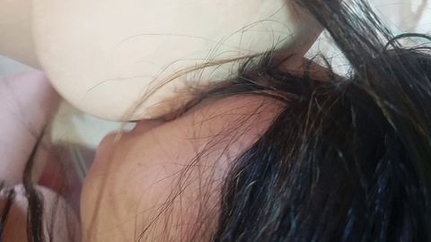 Lesbian Iranian یک زن ایرانی که عاشق خدمتکارش است، در آشپزخانه با سینه‌هایش بازی می‌کند